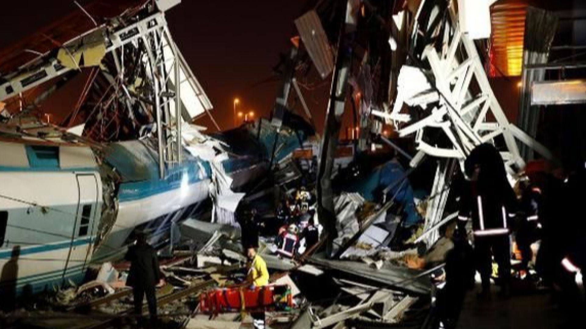 Вискоскоростен влак дерайлира в турската столица Анкара и помете надлез