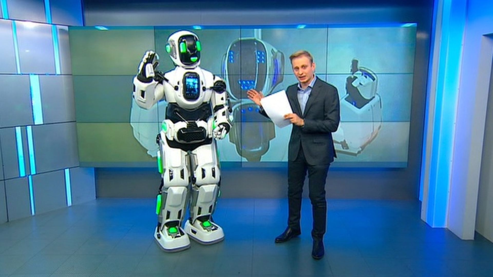 Високотехнологичен руски робот се оказа мъж в костюм