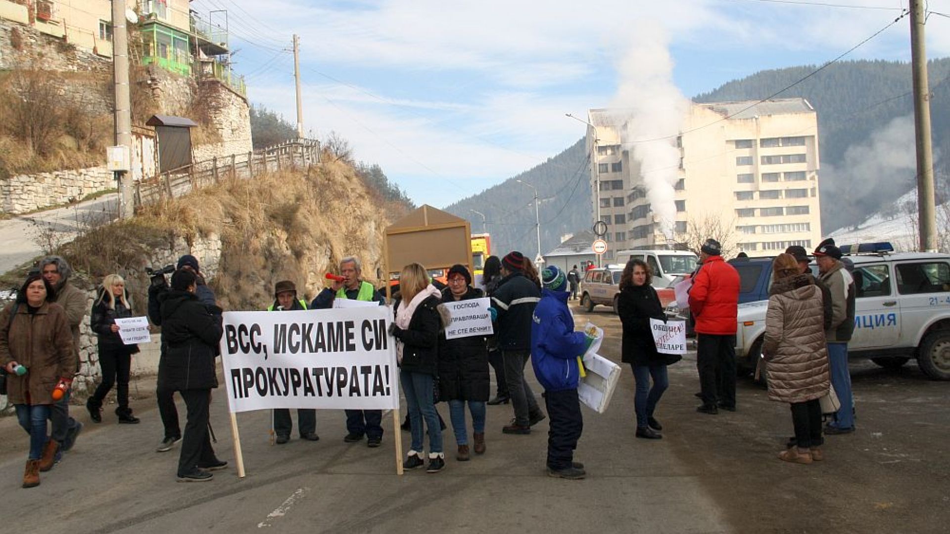 Протест на челеларци затвори пътя Смолян-Пловдив за два часа
