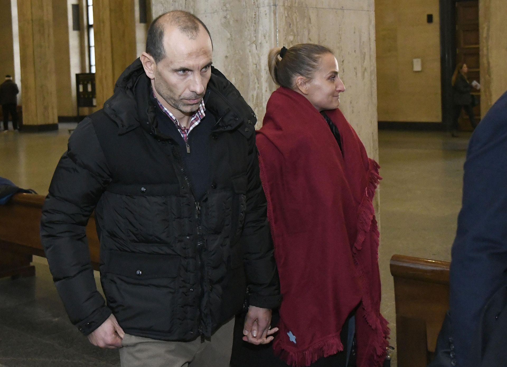 Мартин Петров пристигна в зала 5 на Софийски градски съд заедно с жена си Ралица