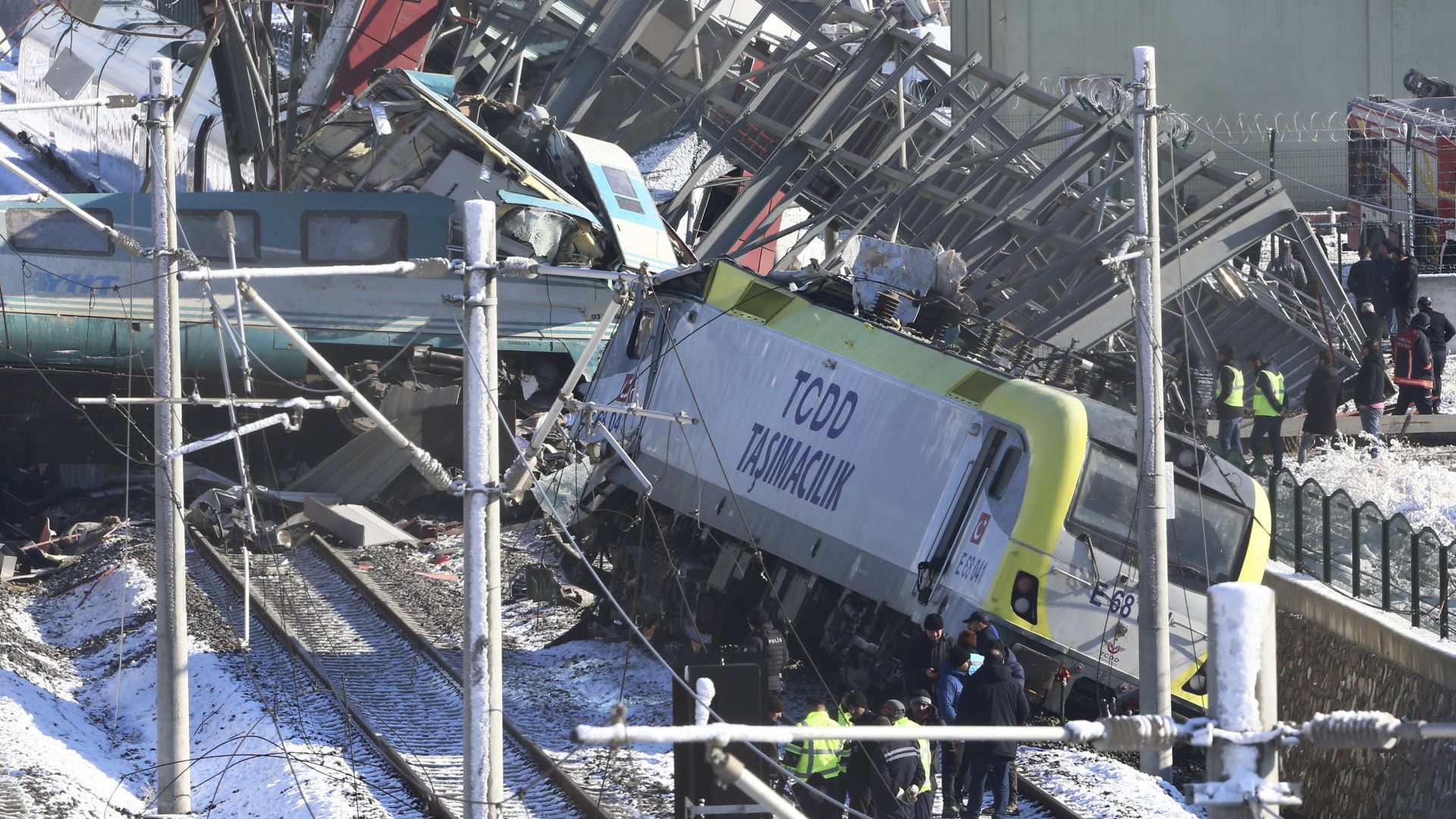 Виж още Високоскоростен влак дерайлира в Анкара видео
