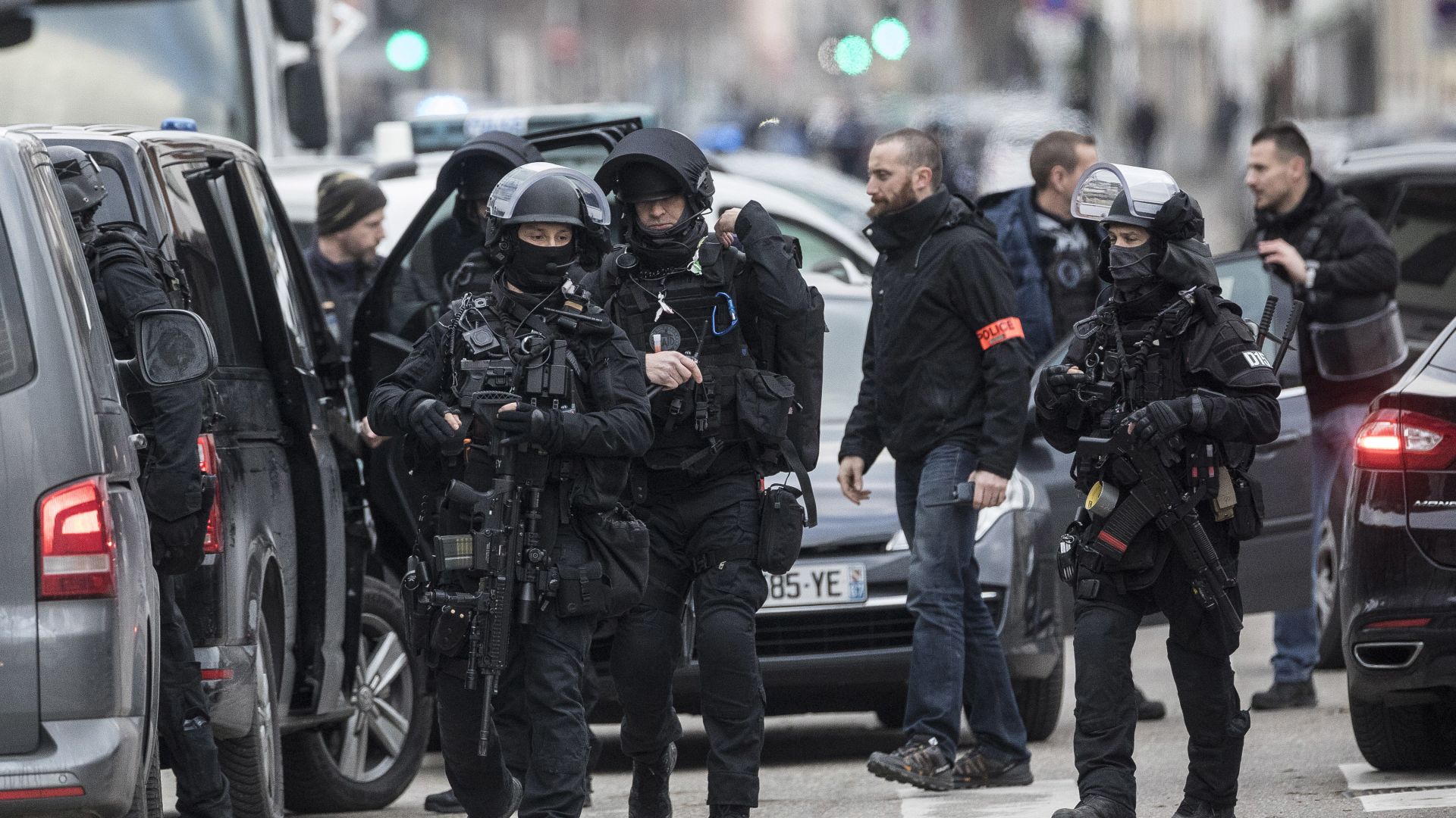Френската полиция започна операция в квартал на Страсбург където за