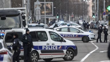 Мъж нападна и рани двама минувачи в Марсилия и беше прострелян