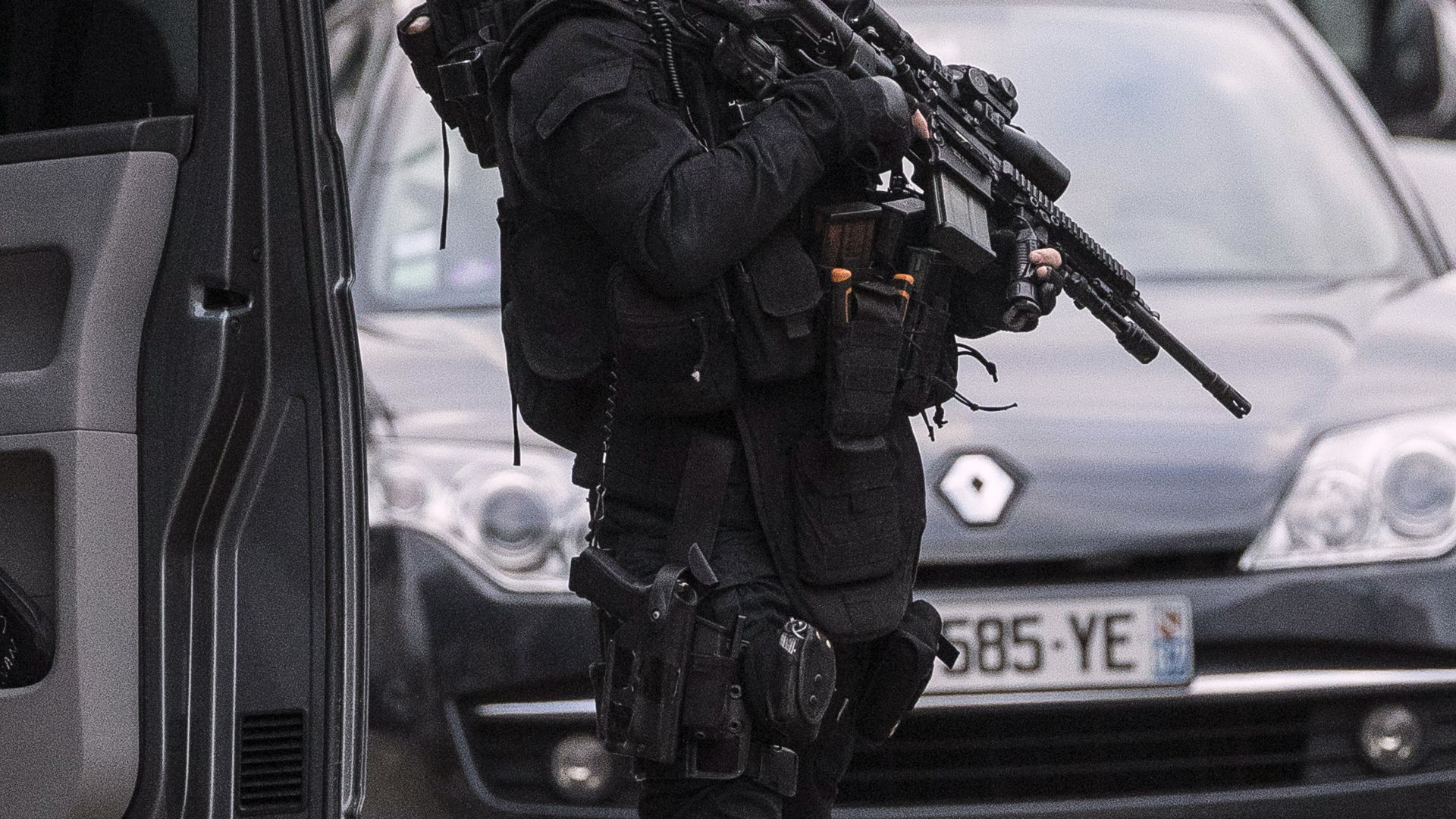 Двама души са ранени днес при стрелба край джамия в