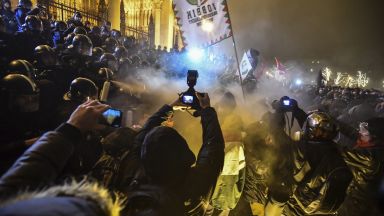 Протестиращи опитаха да нахлуят в унгарския парламент (снимки)