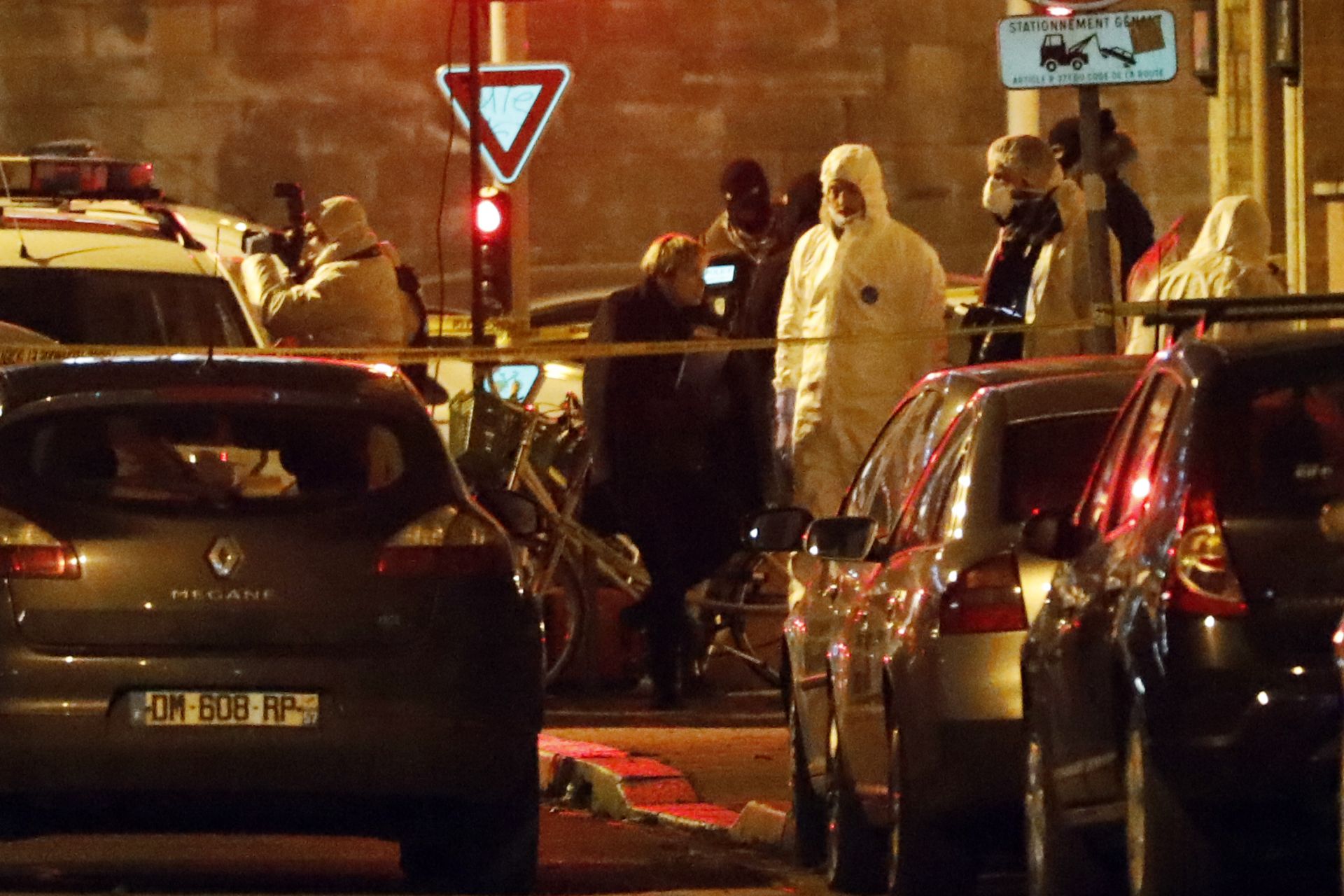 Криминалисти на мястото, където бе ликвидиран нападателят на Коледния базар в Страсбург