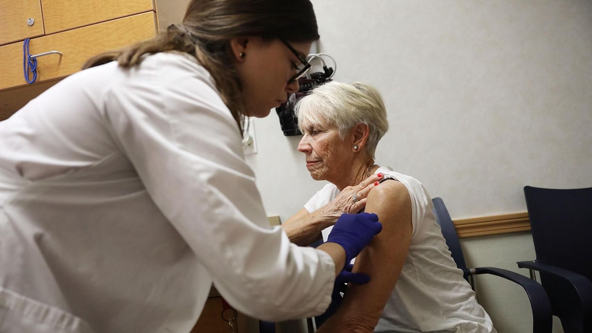 Евростат: Само 2% от българите над 65 г. се ваксинират срещу грип