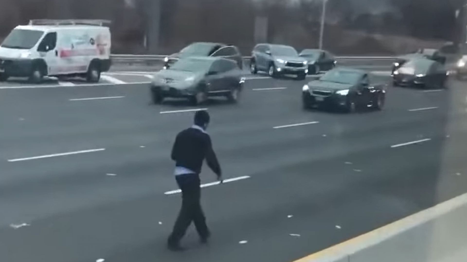 Брониран инкасо камион разпиля пари на магистрала в американския щат