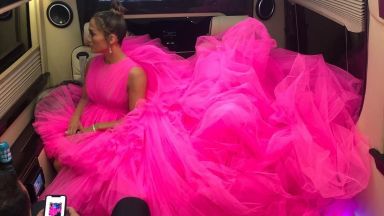 Джей Ло прикова погледите с огромна розова рокля