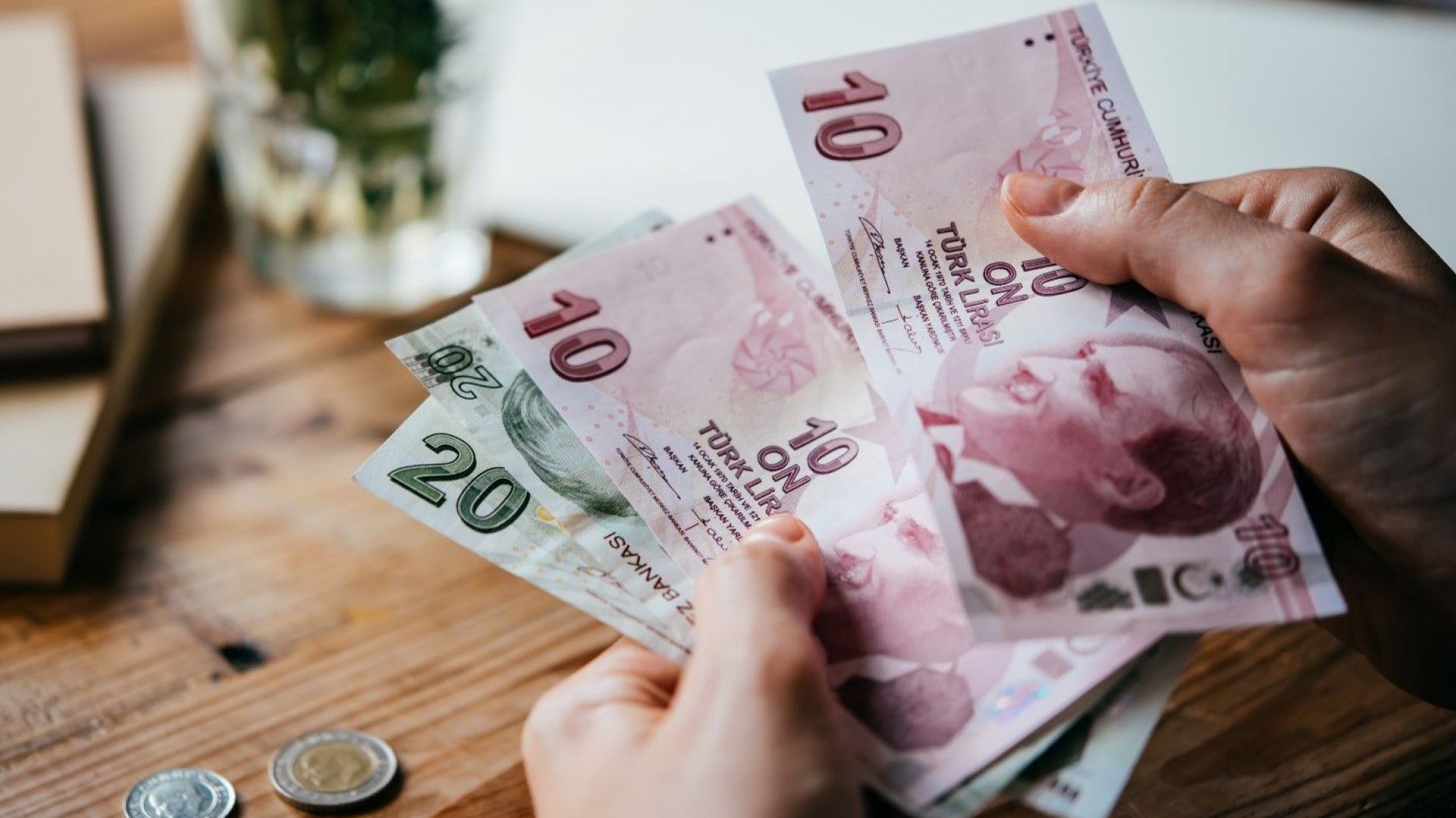 Турската лира поевтиня с 1.5% спрямо долара