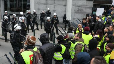 Парижката полиция се готви за най-лошия сценарий на "жълтите жилетки"
