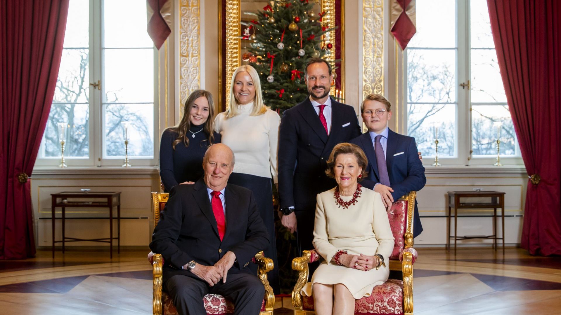 Принцеса Ингрид Александра, принцеса Мете-Марит, принц Хокон, принц Свере Магнус, крал Харалд V и кралица Соня