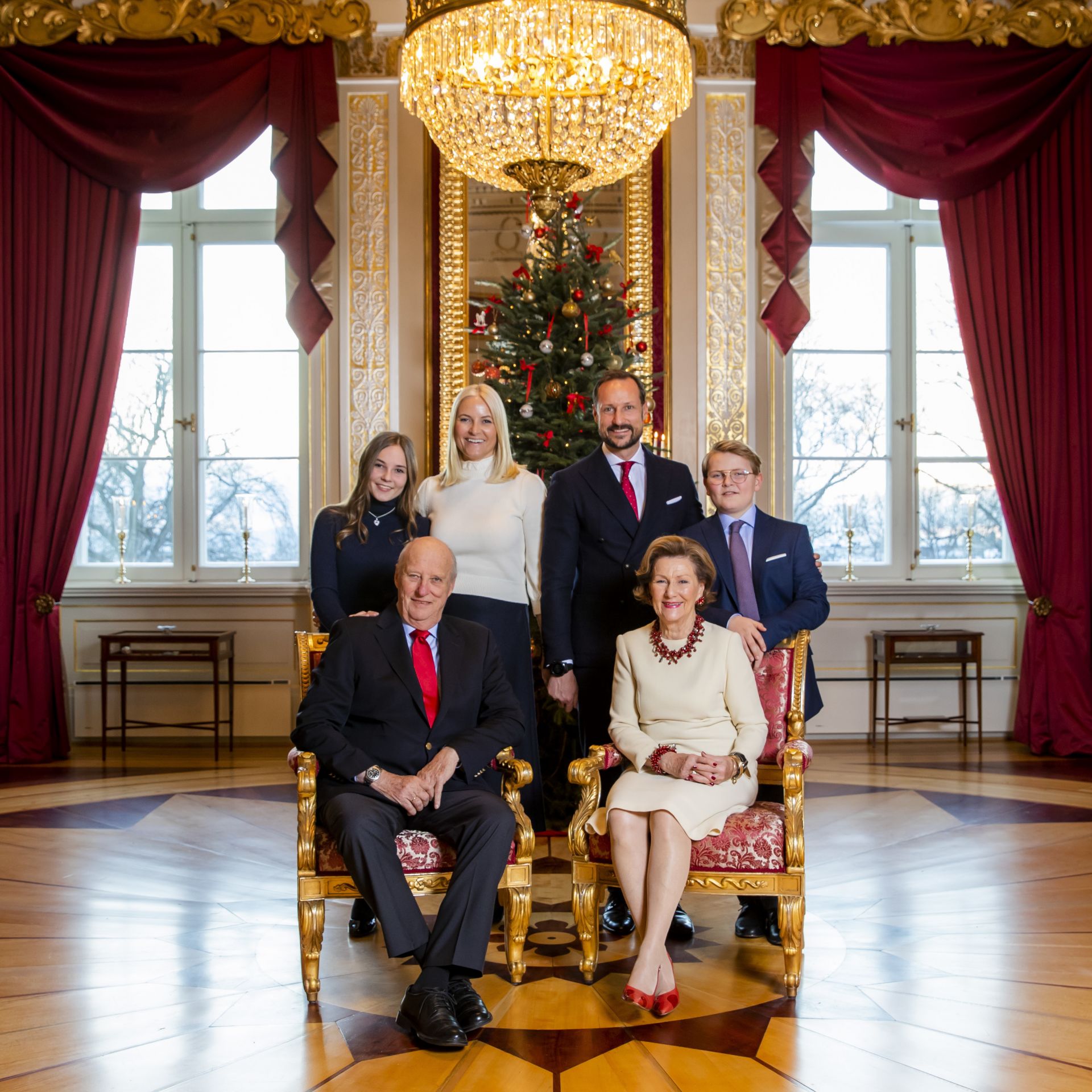 Принцеса Ингрид Александра, принцеса Мете-Марит, принц Хокон, принц Свере Магнус, крал Харалд V и кралица Соня