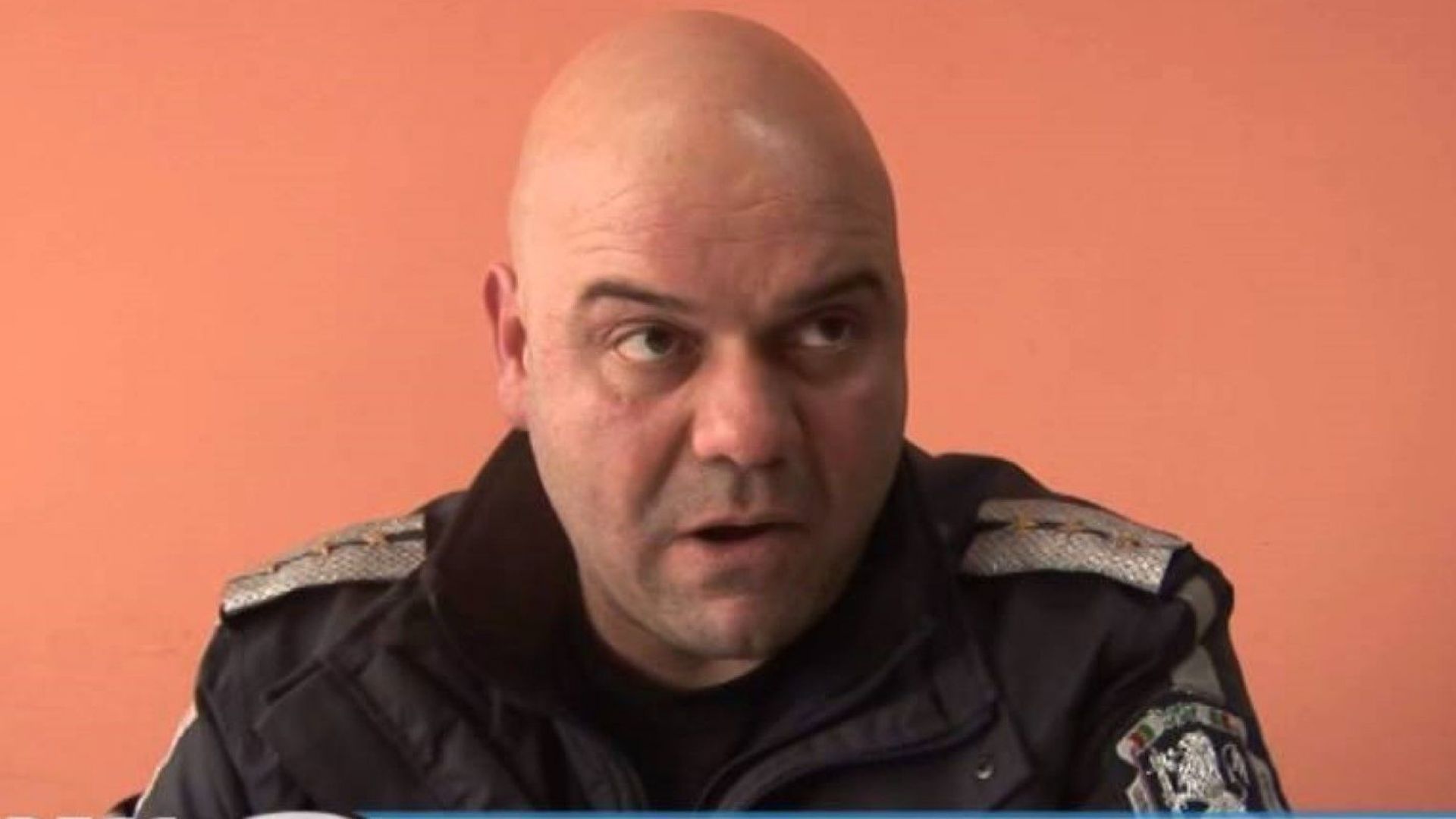 На около 30 40 метра от простреляното тяло на началника на