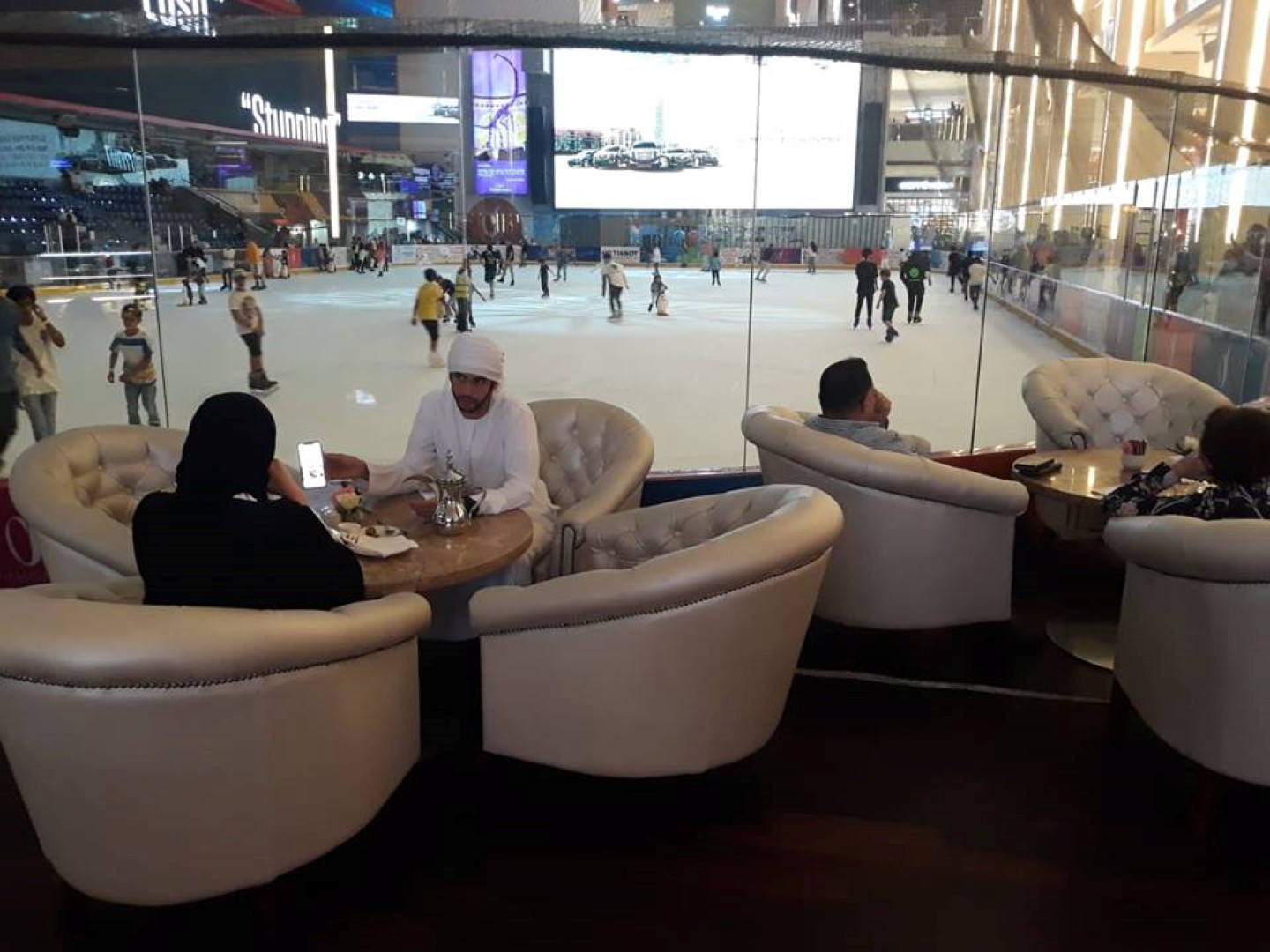 Коледният базар в Дубай е до най-голямата ледена пързалка