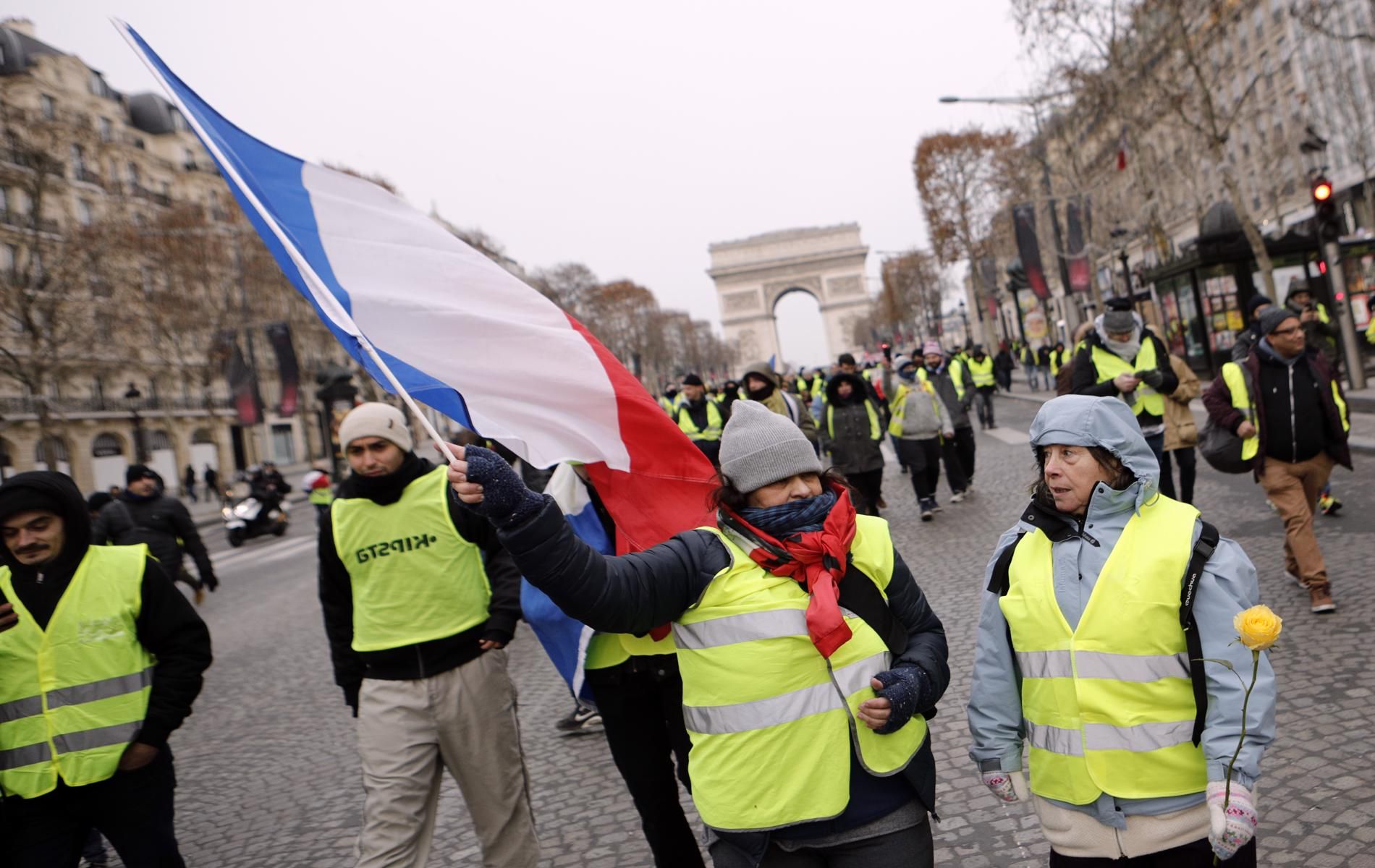 Протестиращите се събират в района на Триумфалната арка в Париж