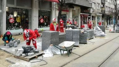 Служители на Дядо Коледа редят плочки в София (снимки)