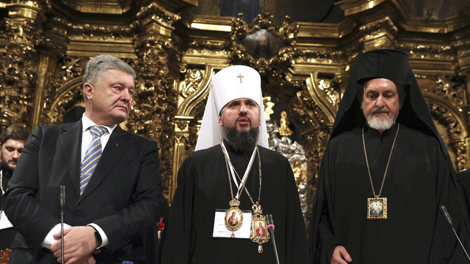 Украйна прие закон принуждаващ подкрепяната от Русия православна църква в