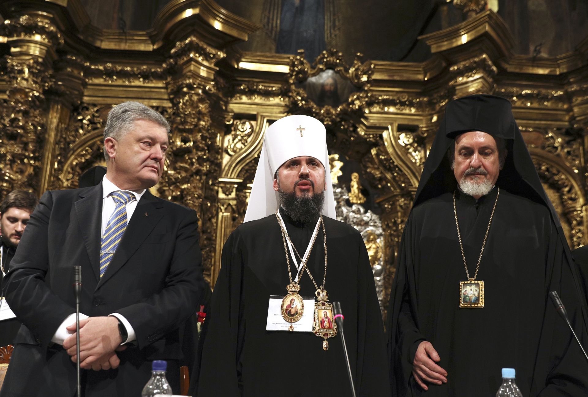 Седмица след създаването на автокефална православна църква, президентът Порошенко подписа специален закон