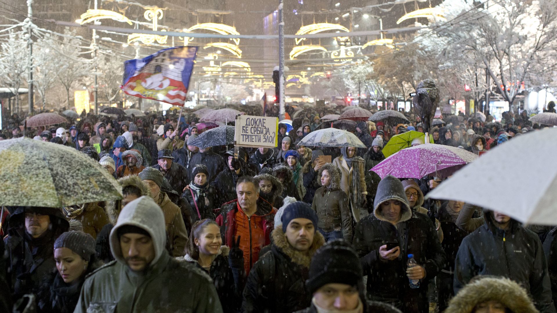 Въпреки снега и студа хиляди демонстранти се събраха днес в