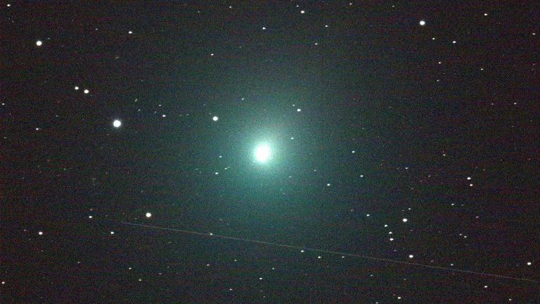 Коледна комета в небето тази нощ 