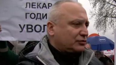 Протест в защита на лекар на годината, освободен от болница
