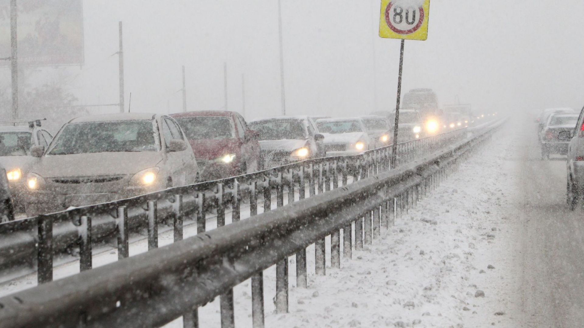 Усложнена е пътната обстановка в страната силен снеговалеж има в