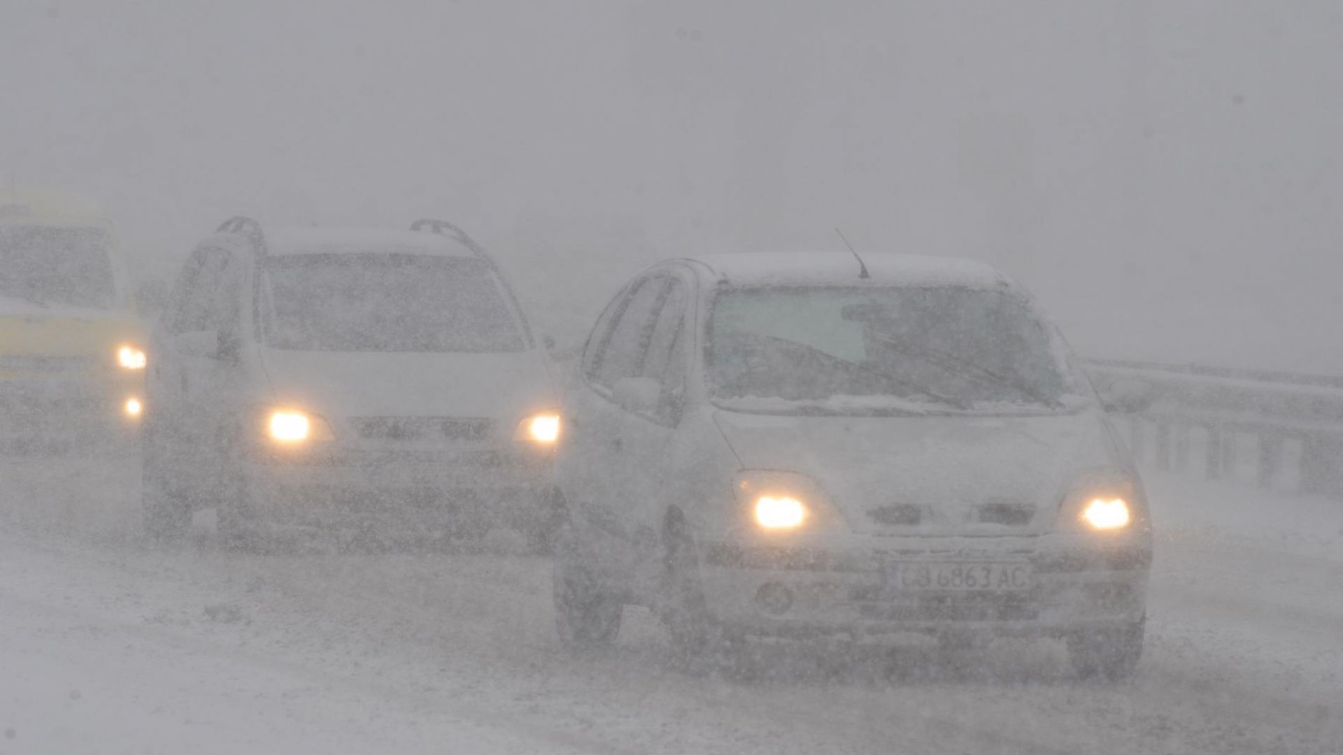 Снеговалеж ограничава движението по пътя Видин - София