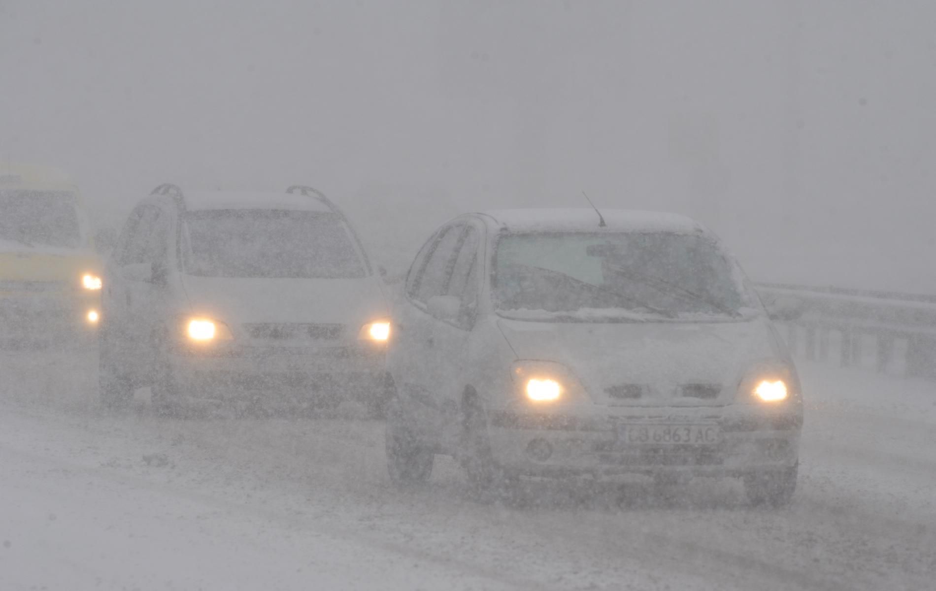 силен снеговалеж затруднява движението в Западна България