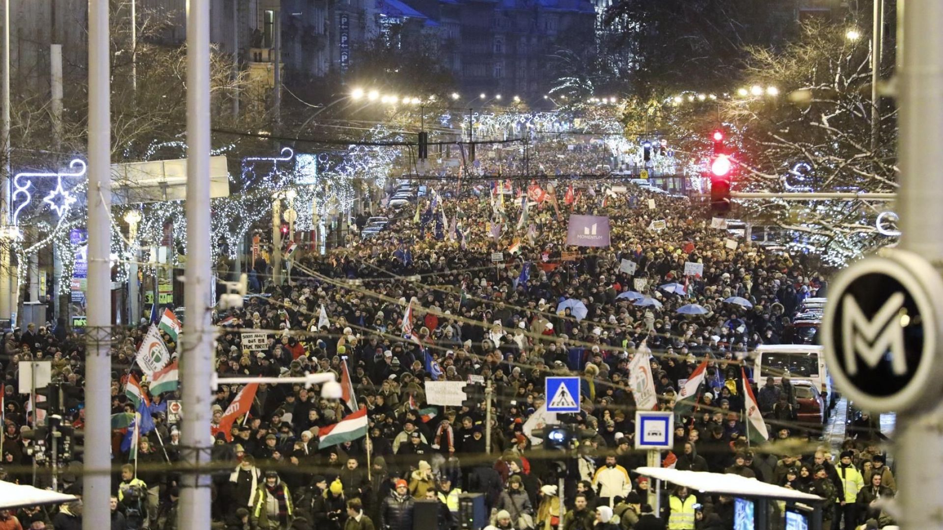 Хиляди унгарци протестираха днес в Будапеща срещу нов трудов закон