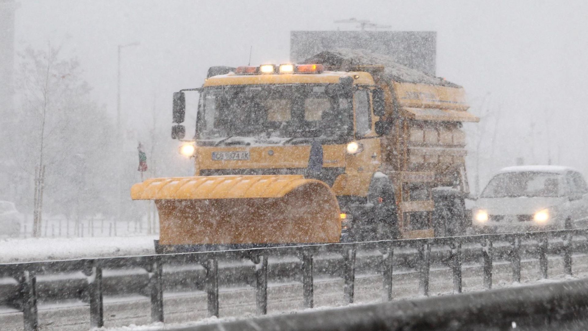 Силен снеговалеж започнал около обяд предизвика хаос по пътищата в