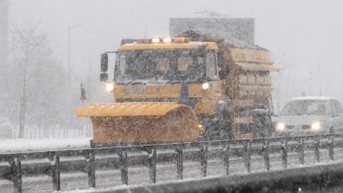  Снегът затрупа половин България, безпорядък по пътищата и закъсали коли (обзор) 