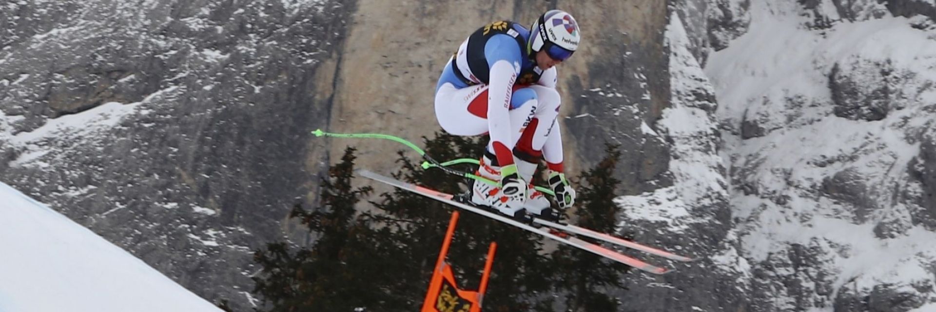 Швейцарски ас в ските остава в интензивно отделение след страховито падане (видео)