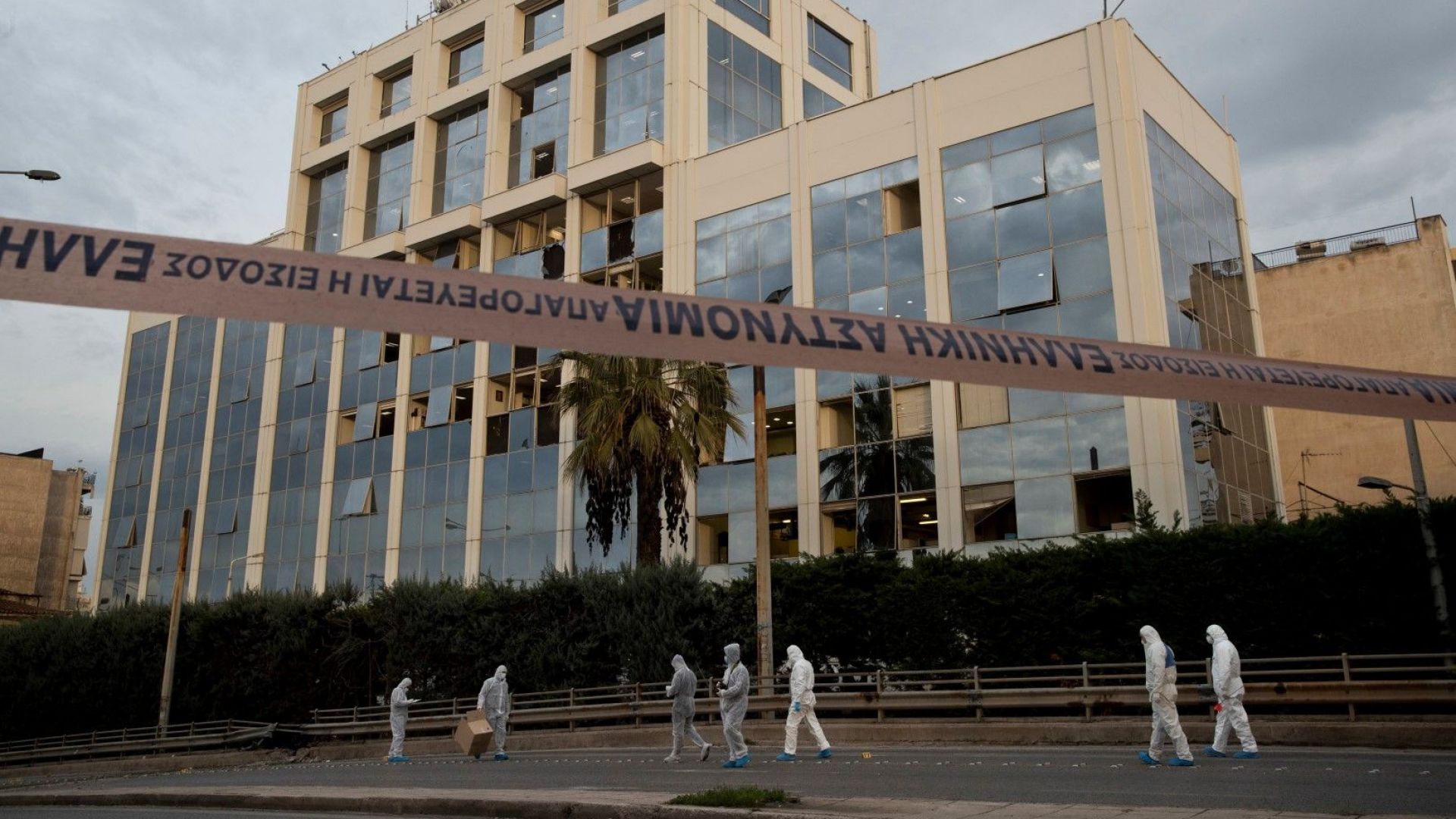 Според първоначалните оценки на гръцката полиция зад бомбеното нападение срещу