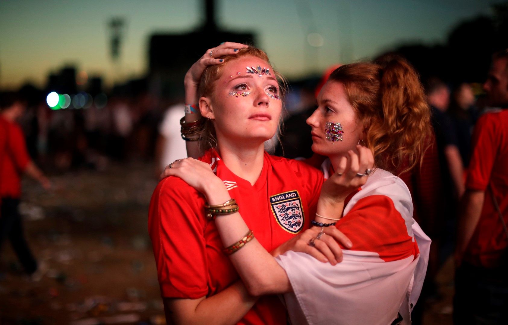 Две от нещастните фенки на Англия след полуфинала с Хърватия