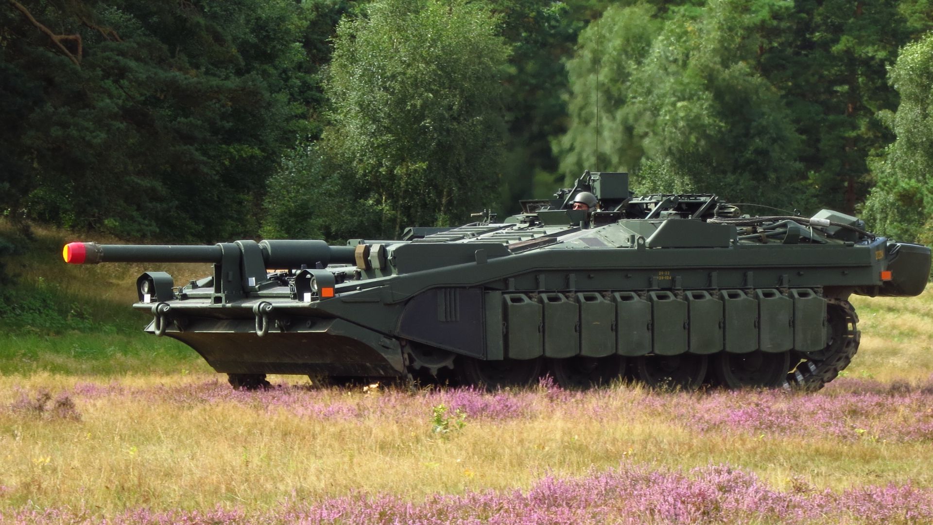 Как Швеция създаде един от най-странните танкове в света