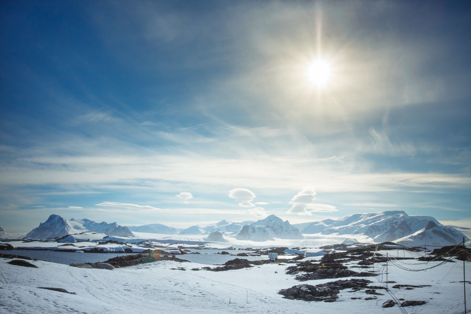 Слънцето над Антарктика е ниско, но в момента обикаля над хоризонта по 24 часа  и  не залязва