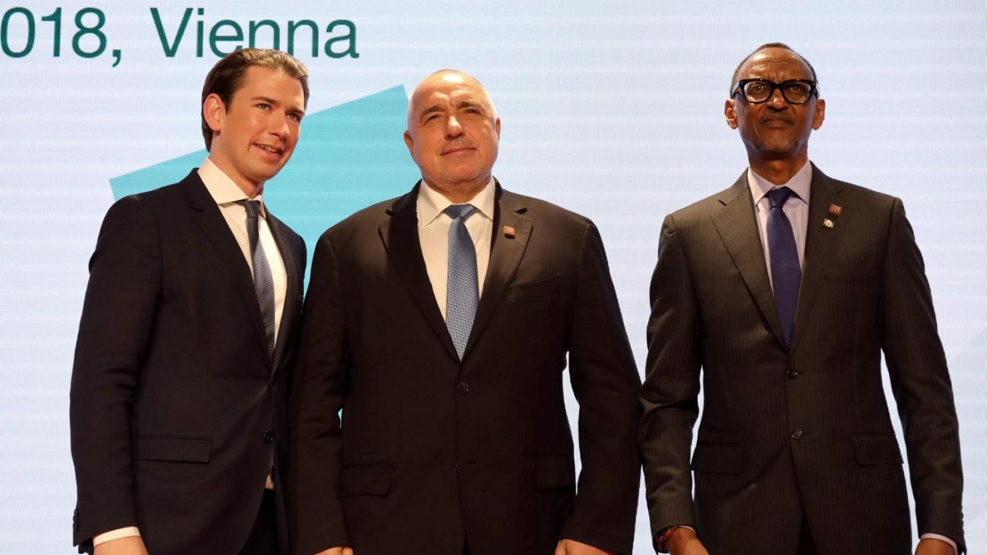 Премиерът Бойко Борисов коментира пред журналисти във Виена двете горещи