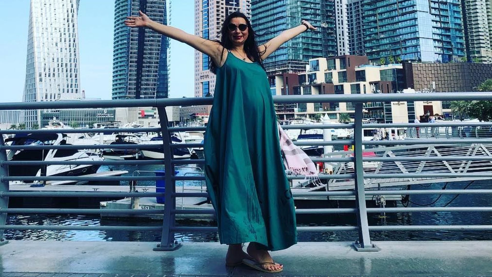 Бременната Кобилкина на почивка в Дубай
