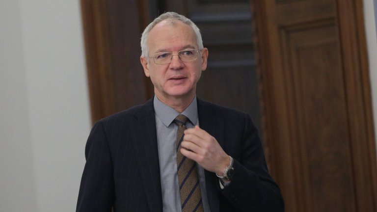 Васил Велев пред Dir.bg: В опасност сме от бюджет на народната любов, гръцки сценарий и фалит