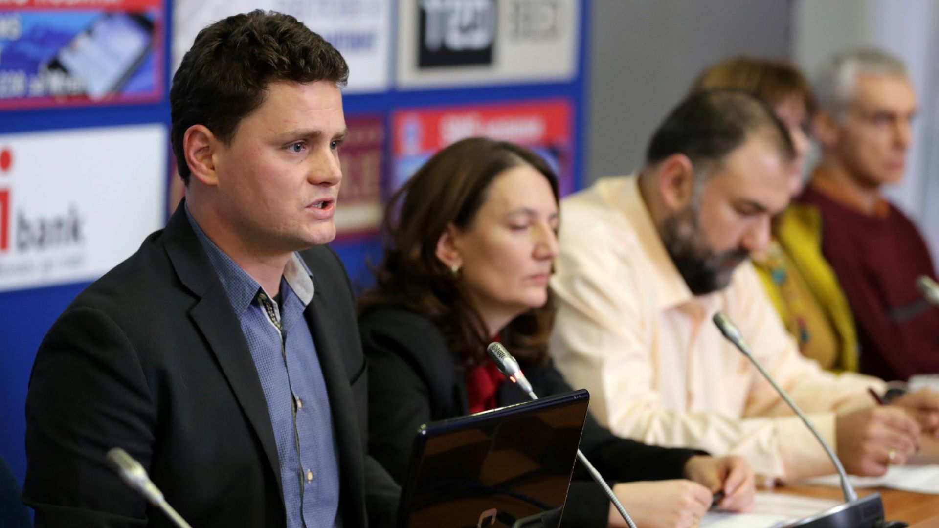 Подкрепящите бившата кметица на Младост Десислава Иванчева и заместничката й