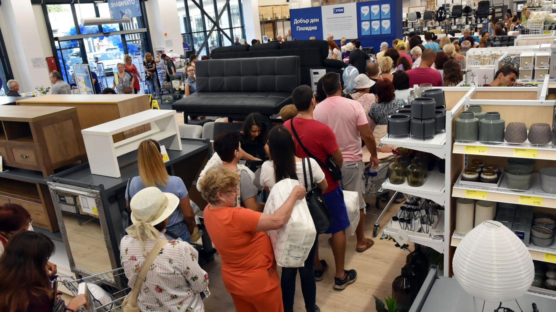 По време на активния летен сезон по морето и в