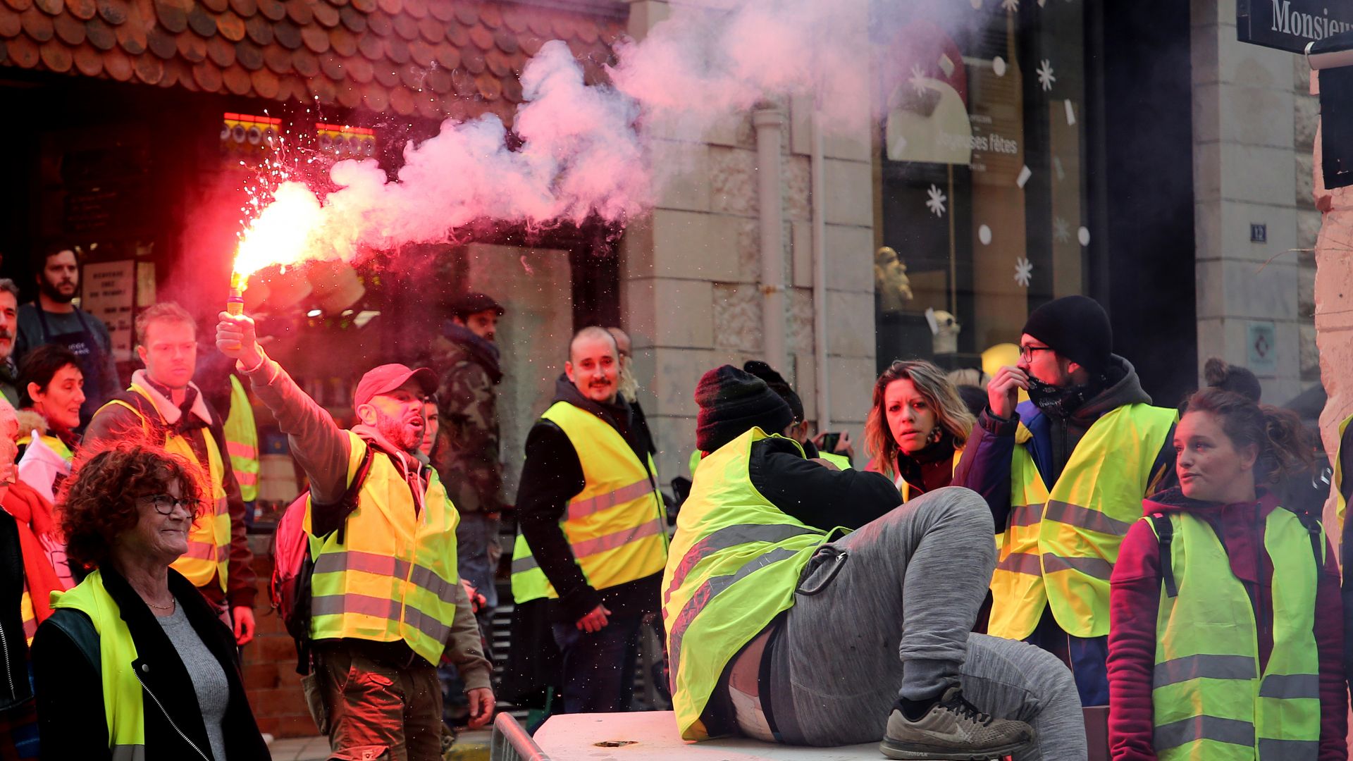 Френски компаннии губят от протестите на "Жълтите жилетки"