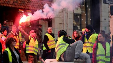 Хаос по френските магистрали заради протестите на "жълтите жилетки"