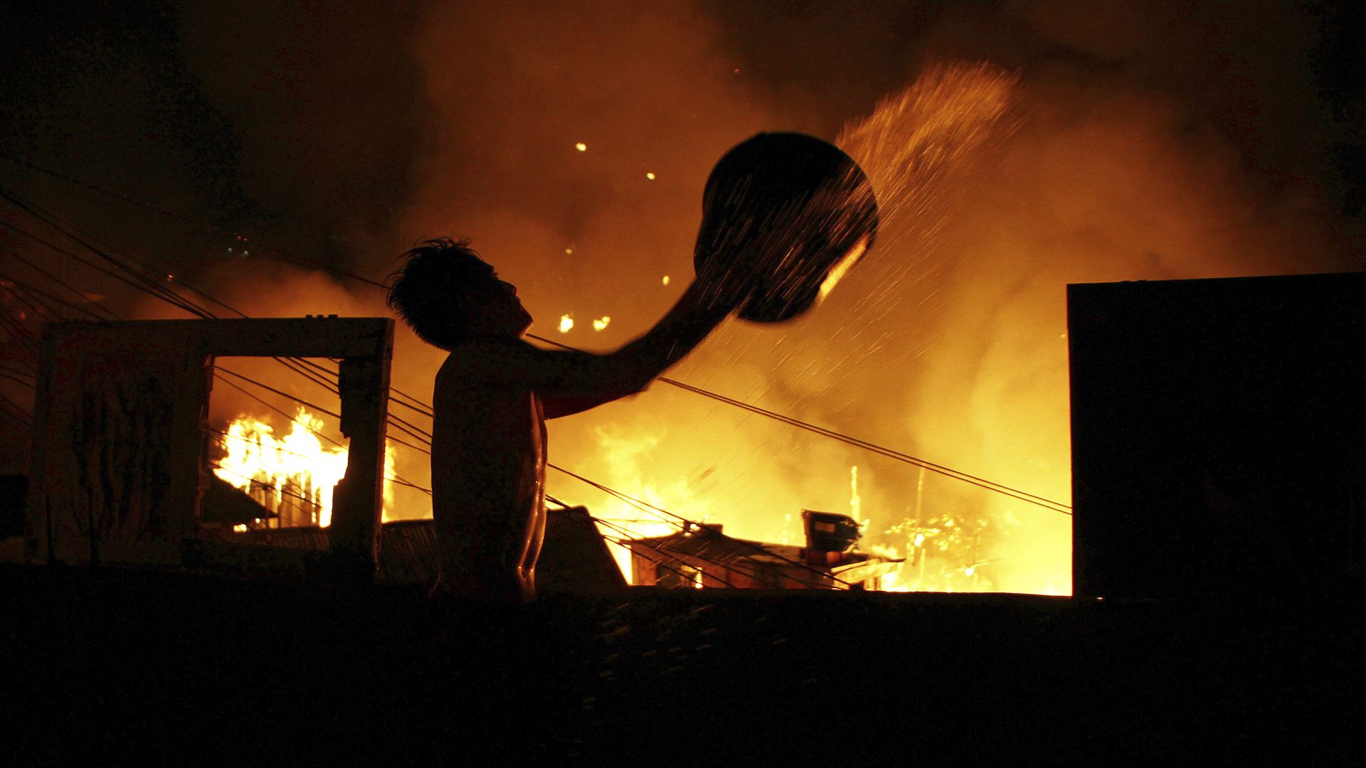 Около 600 къщи изгоряха в голям пожар в бедняшки квартал