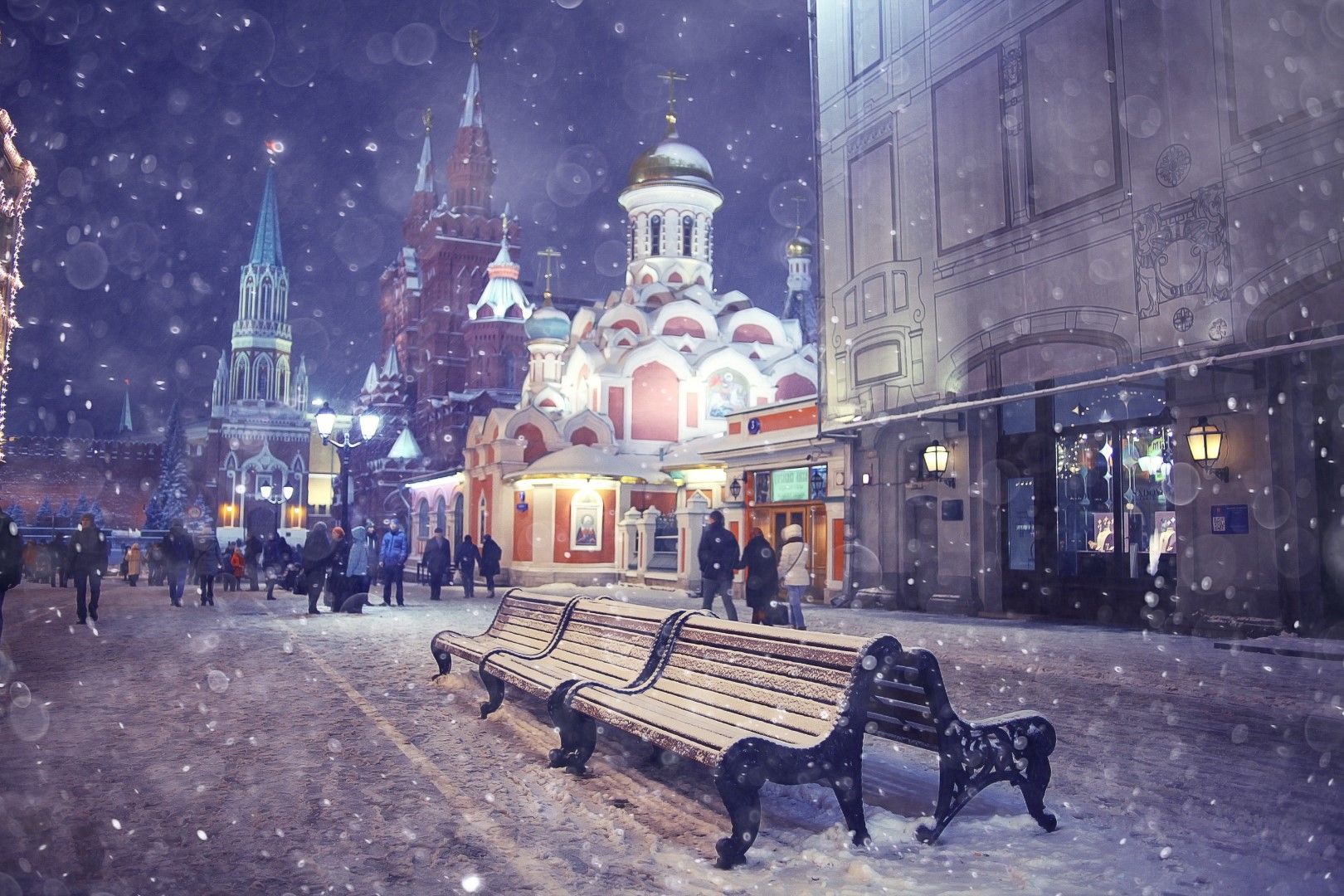 Москва е под влиянието на периферен гребен на Сибирския антициклон. В момента там е доста студено, с минимални температури и до около минус 20