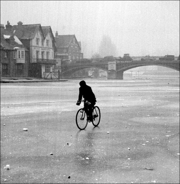 Картина от замръзналата Темза в началото на 60-те години на миналия век. 