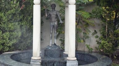Откраднаха емблематична статуя от центъра на София