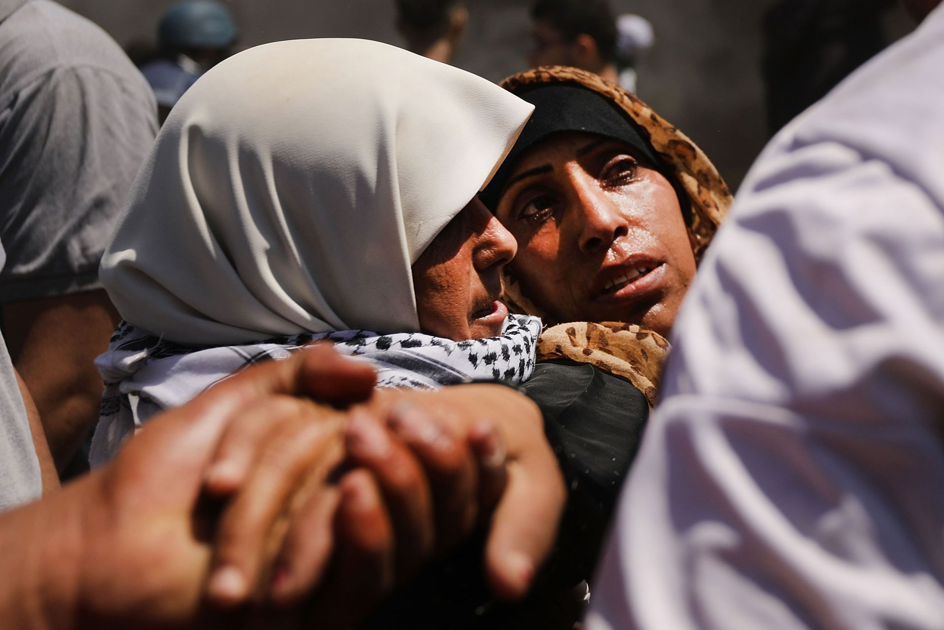 Напрежението в Газа се покачи. Ранени палестинки при сблъсъците с израелски войници на 14 май. Тогава израелски войници убиха най-малко 41 палестинци и раниха над хиляда при демонстрация на границата