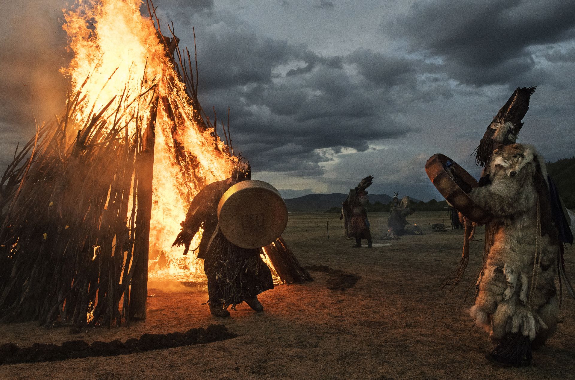 Монголски шаман извършва ритуал край Улан Батор по повод Лятното слънцестоене на 22 юни